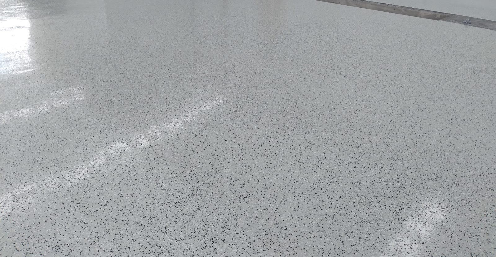 Detalle de piso polimérico con acabado antiderrapante